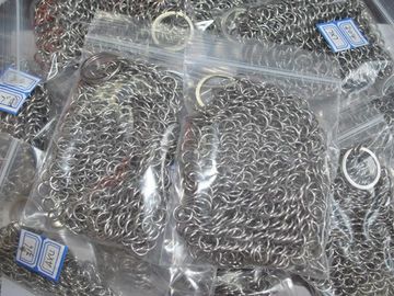 China SGS Stainless Steel Chainmail Scrubber , 30 Ringer Cast Iron Cleaner For Kichen Pan Cleaning supplier